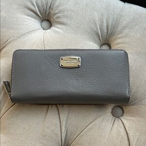 Michael Kors Jet Set Zip Around Pebbled Leather Wallet in Gray New Condition